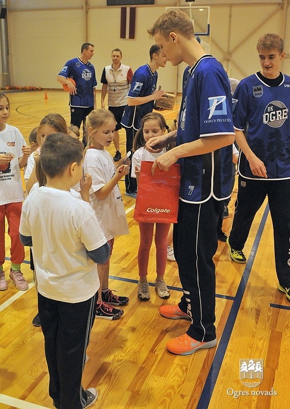 Ogrē notiek akcija "Basketbols aicina"