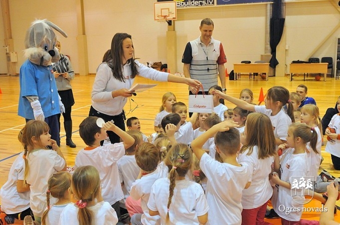 Ogrē notiek akcija "Basketbols aicina"