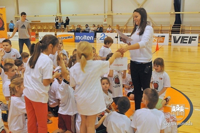 Ogrē notiek akcija "Basketbols aicina"