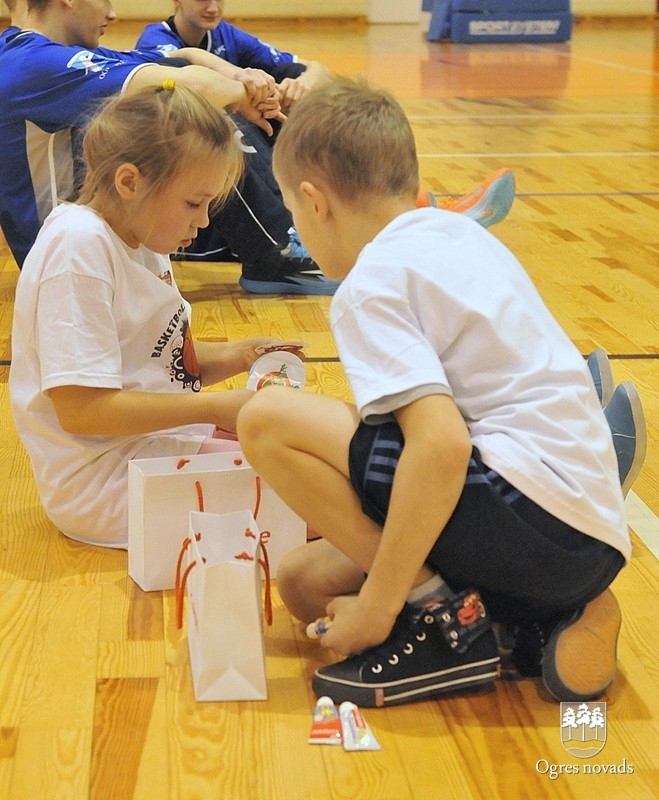 Ogrē notiek akcija "Basketbols aicina"