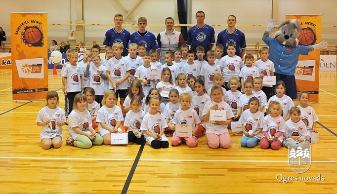 Ogrē notiek akcija "Basketbols aicina"