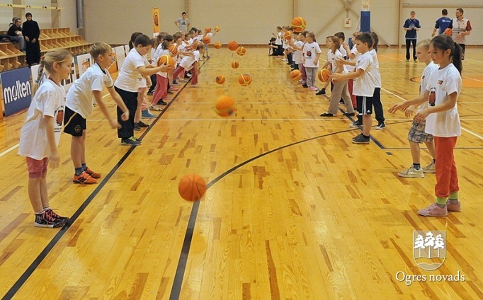 Ogrē notiek akcija "Basketbols aicina"