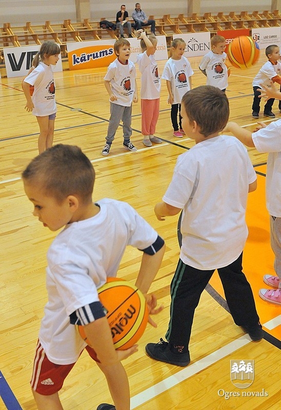Ogrē notiek akcija "Basketbols aicina"