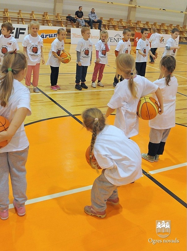 Ogrē notiek akcija "Basketbols aicina"