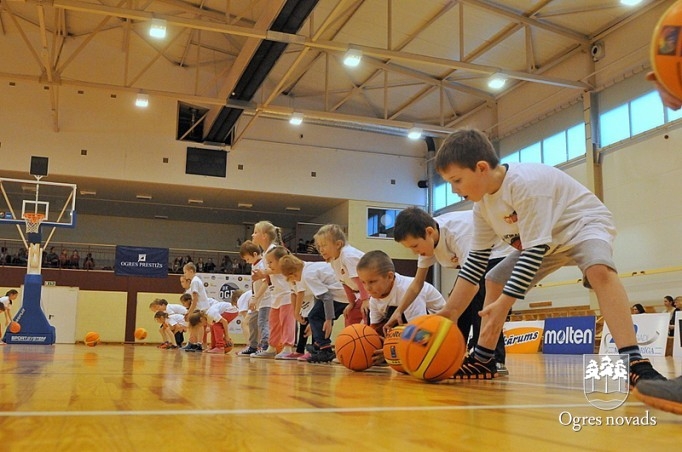 Ogrē notiek akcija "Basketbols aicina"