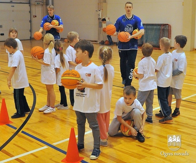 Ogrē notiek akcija "Basketbols aicina"