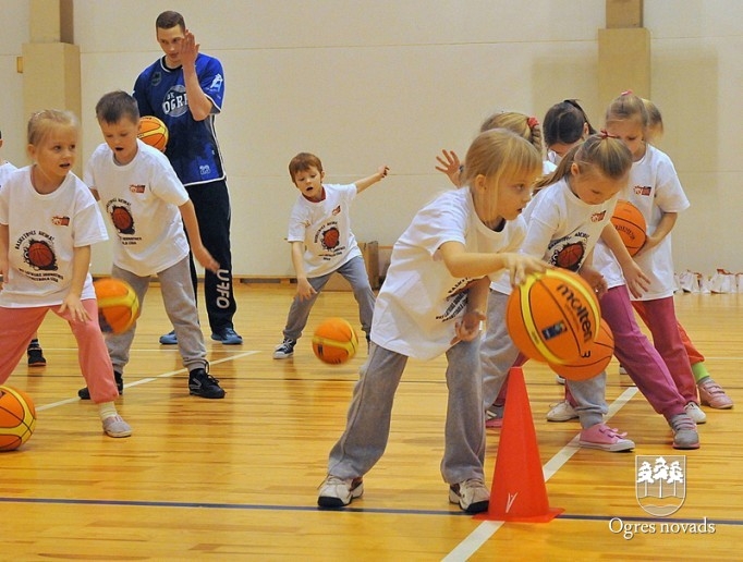 Ogrē notiek akcija "Basketbols aicina"