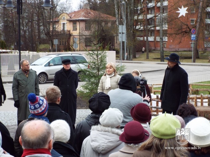 Ogrē Ziemassvētki atklāti ar svētbrīdi skvērā pie Jēzus Kristus dzimšanas ainas