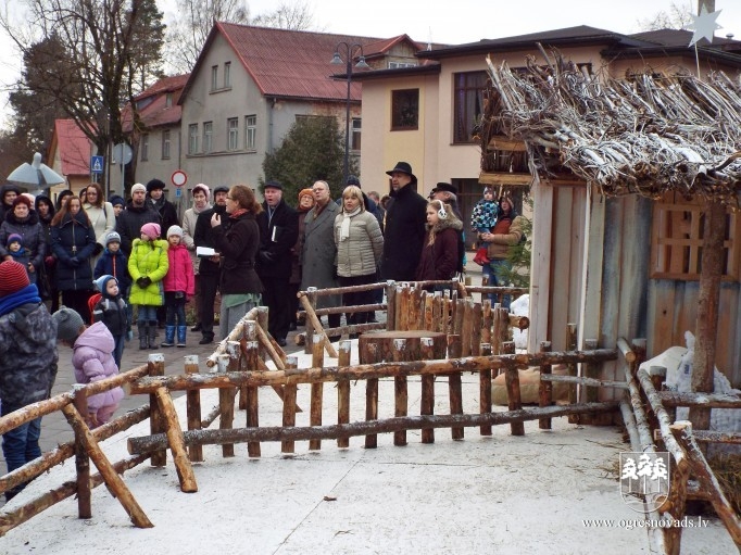 Ogrē Ziemassvētki atklāti ar svētbrīdi skvērā pie Jēzus Kristus dzimšanas ainas