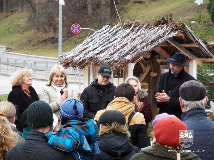 Ogrē Ziemassvētki atklāti ar svētbrīdi skvērā pie Jēzus Kristus dzimšanas ainas