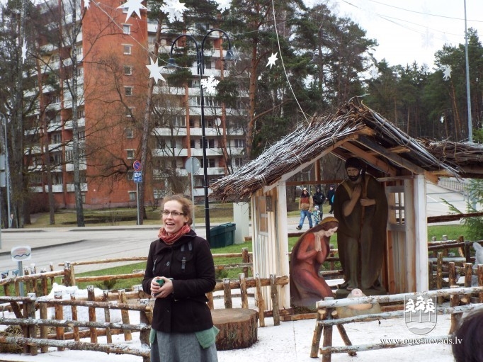 Ogrē Ziemassvētki atklāti ar svētbrīdi skvērā pie Jēzus Kristus dzimšanas ainas