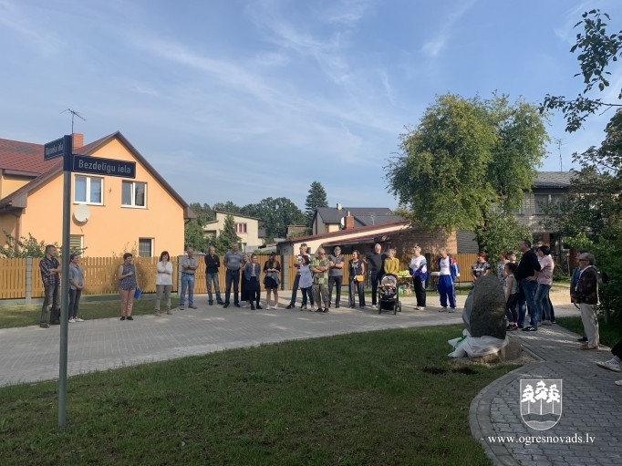 Bezdelīgu ielā uzstādīts vides objekts par godu ielas nosaukumam