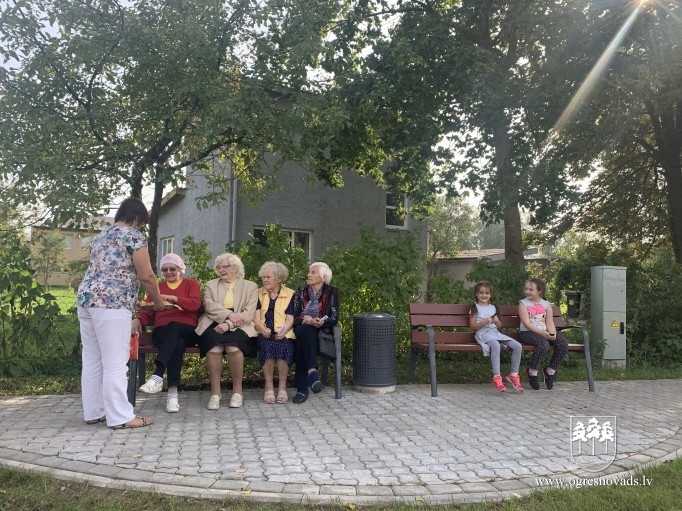 Bezdelīgu ielā uzstādīts vides objekts par godu ielas nosaukumam