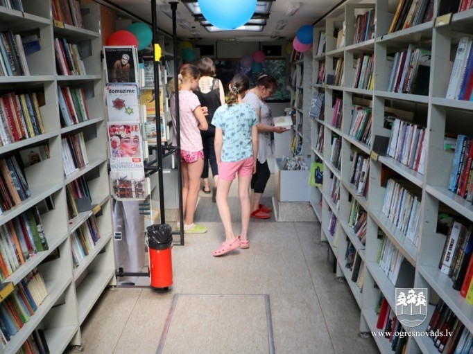 Pie lasītājiem dodas jaunais bibliobuss
