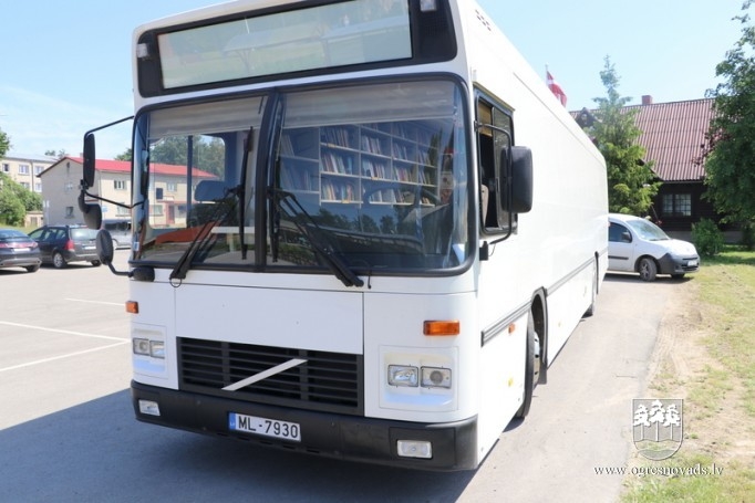 Pie lasītājiem dodas jaunais bibliobuss