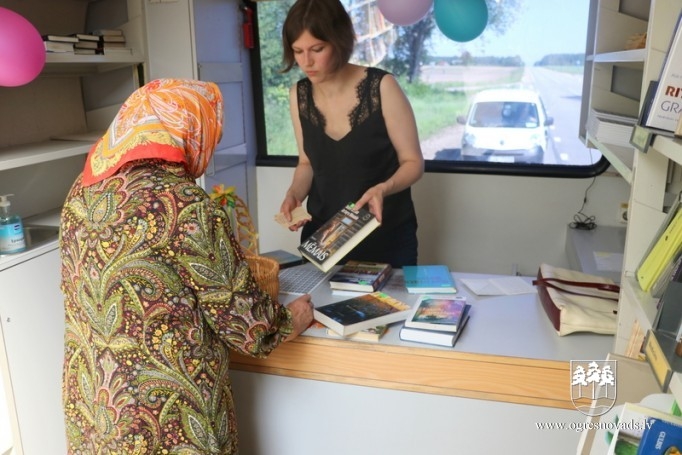 Pie lasītājiem dodas jaunais bibliobuss