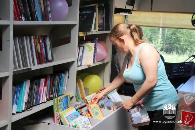 Pie lasītājiem dodas jaunais bibliobuss