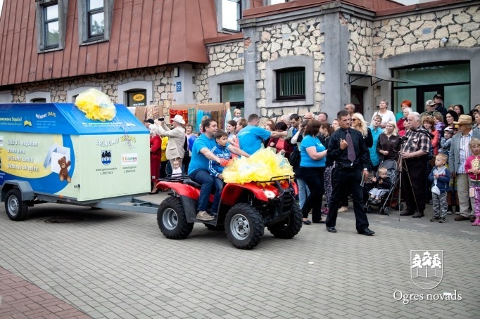 Ogres pilsētas svētkos savāktas pirmās 50 dāvanu kastītes Ukrainas bāreņiem