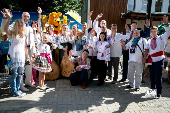 Ogres pilsētas svētkos savāktas pirmās 50 dāvanu kastītes Ukrainas bāreņiem