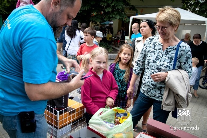 Ogres pilsētas svētkos savāktas pirmās 50 dāvanu kastītes Ukrainas bāreņiem