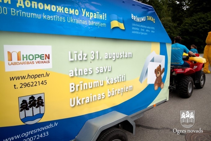 Ogres pilsētas svētkos savāktas pirmās 50 dāvanu kastītes Ukrainas bāreņiem