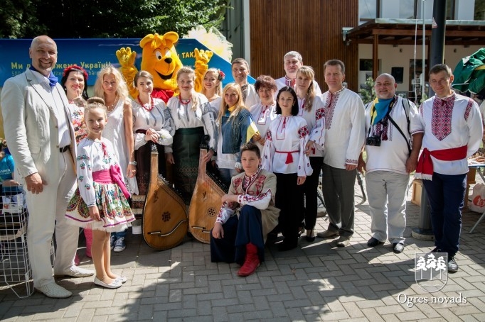 Ogres pilsētas svētkos savāktas pirmās 50 dāvanu kastītes Ukrainas bāreņiem