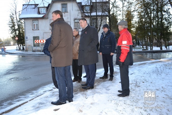 Pievērš uzmanību gājēju drošībai pilsētas ielās