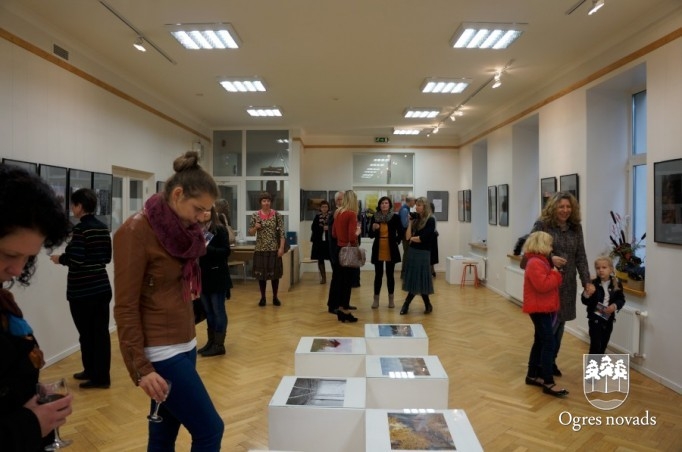 Ogres Mākslas skolā atklāta fotoizstāde „Mirklis Latvijas centra kalnos”