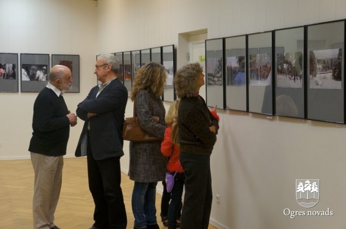 Ogres Mākslas skolā atklāta fotoizstāde „Mirklis Latvijas centra kalnos”