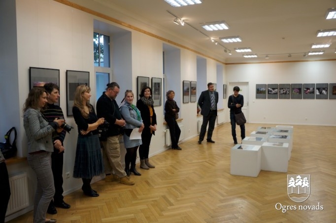 Ogres Mākslas skolā atklāta fotoizstāde „Mirklis Latvijas centra kalnos”