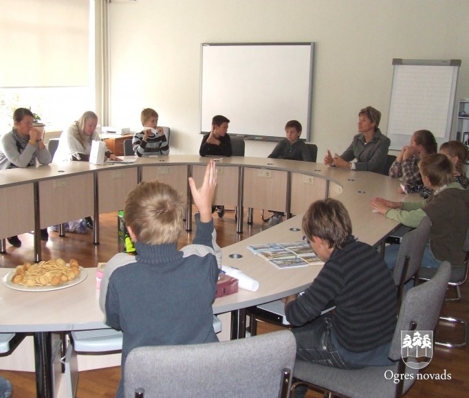 Suntažu vidusskolas skolēni viesojas novada pašvaldībā