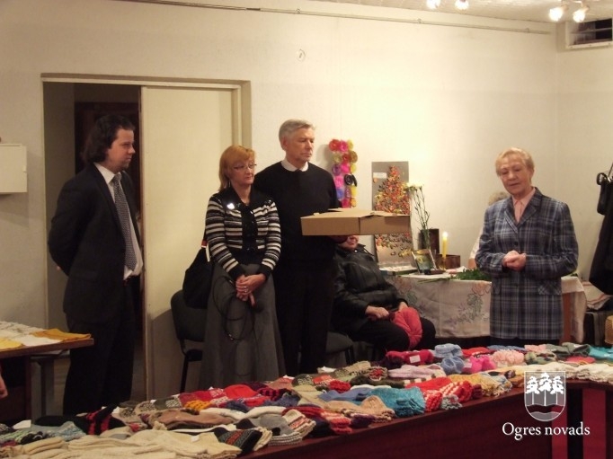 Invalīdu biedrības rokdarbu izstādes - pārdošanas atklāšana