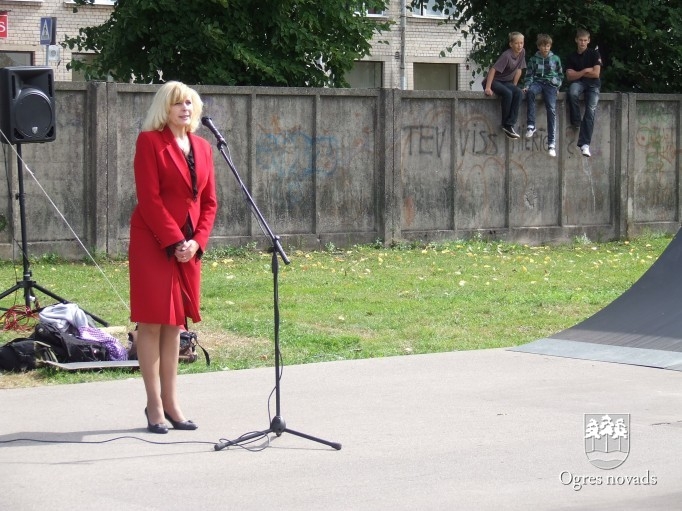 Atklāj rekonstruēto skeitparku