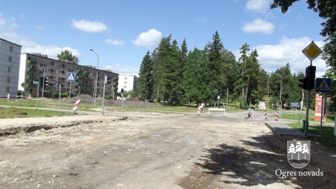 Turpinās Tīnūžu ielas un Mālkalnes prospekta krustojuma rekonstrukcija