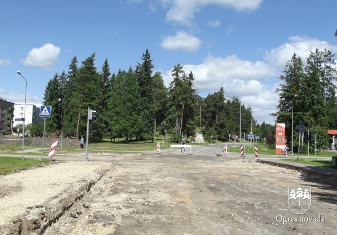 Turpinās Tīnūžu ielas un Mālkalnes prospekta krustojuma rekonstrukcija