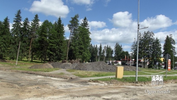 Turpinās Tīnūžu ielas un Mālkalnes prospekta krustojuma rekonstrukcija