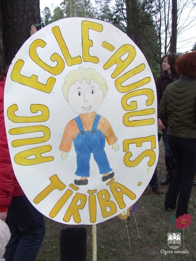 Krīzes centra „Laipas” bērni stāda papīra puķes