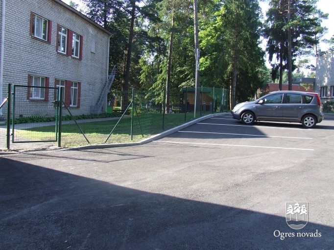 Stāvlaukums aiz OCB