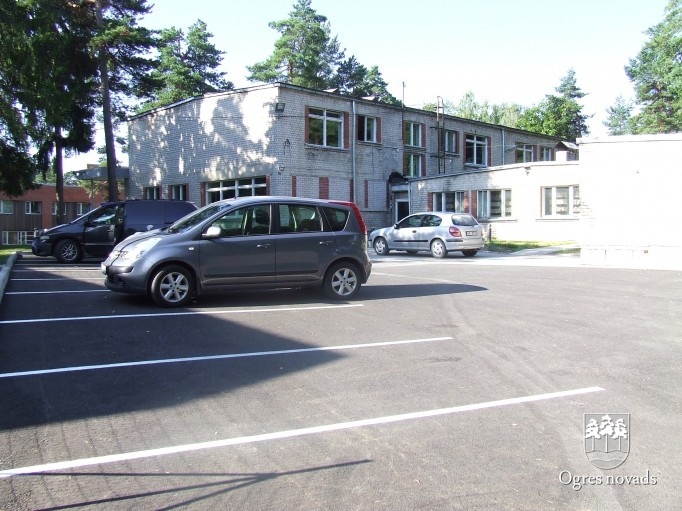 Stāvlaukums aiz OCB