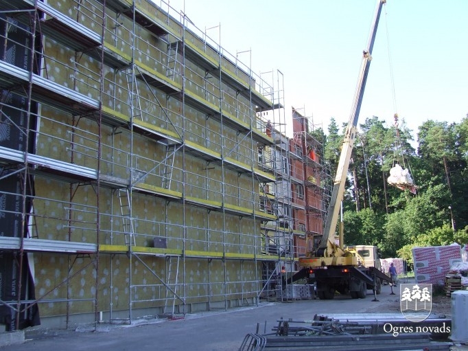 Renovē skolas ēku un rekonstruē stadionu