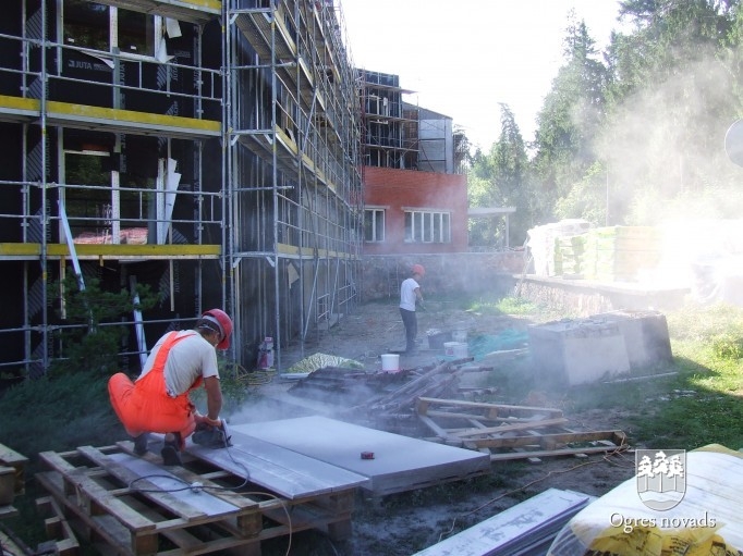 Renovē skolas ēku un rekonstruē stadionu