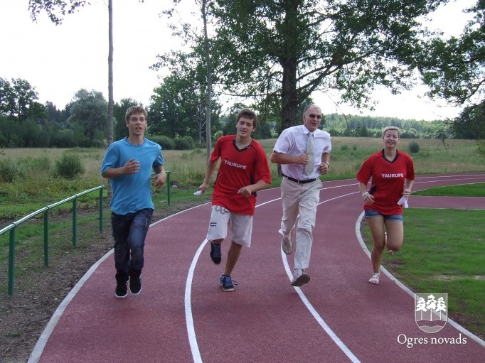 Neilgi pirms jaunā mācību gada, 25. augustā, Taurupes pagastā tika atklāts renovētais sporta laukums.