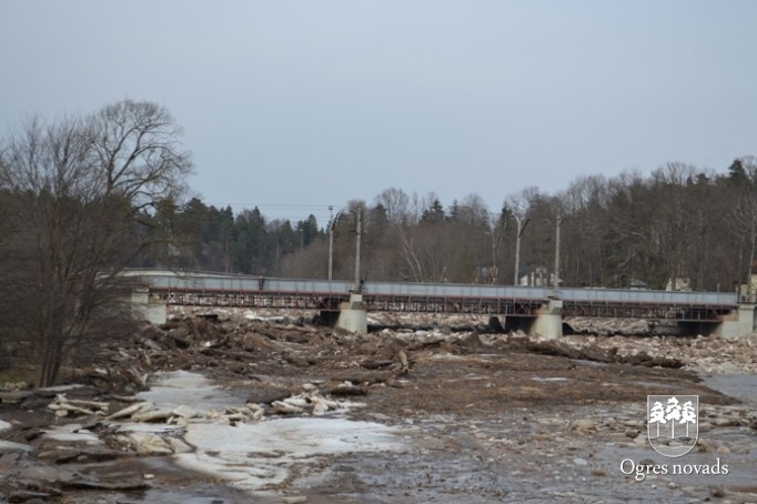 Ledus krāvumu virkne Ogres upē sāk sarukt