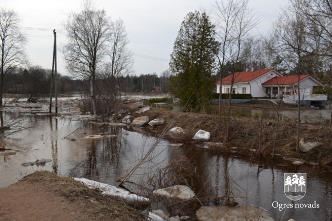 Ledus krāvumu virkne Ogres upē sāk sarukt