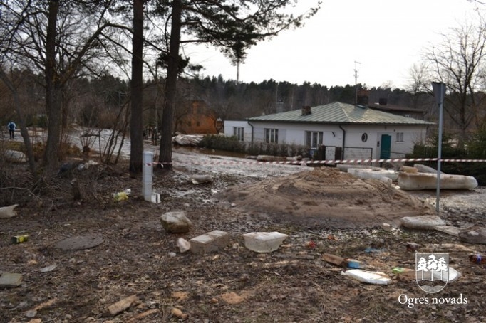 Ledus krāvumu virkne Ogres upē sāk sarukt