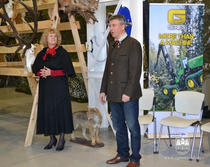 Ogres tehnikumā atklāj medību trofeju izstādi