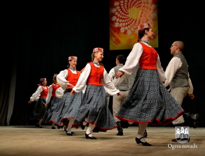 Deju konkurss "Kļavu lapu virpulis 2012"