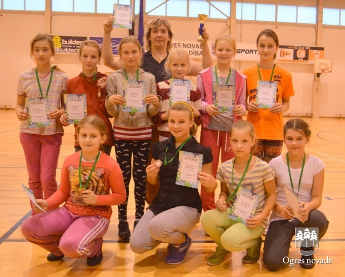 Ogres 1.vidusskola uzvar stafešu sacensībās "Drošie un veiklie"