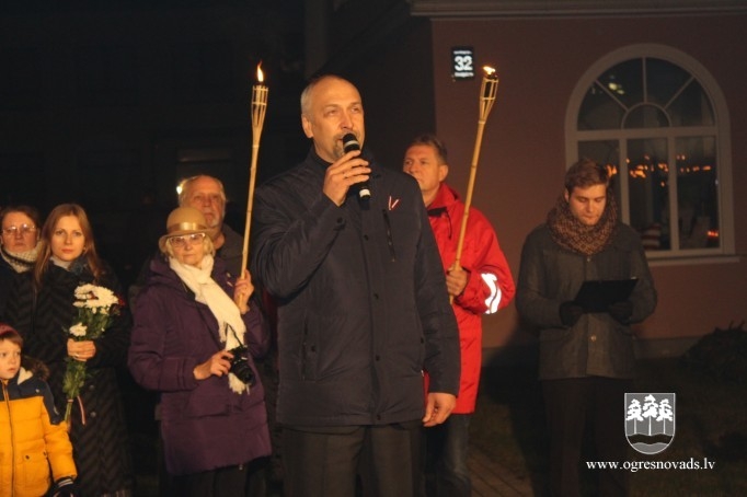 Lāčplēša dienā Ogrē iesvēta monumentālo valsts karogu