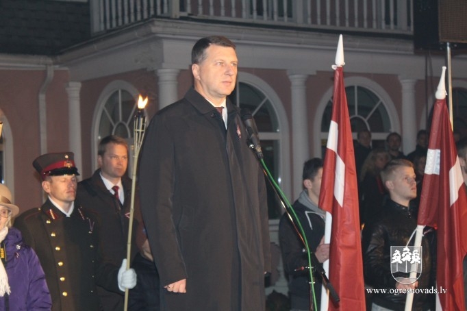 Lāčplēša dienā Ogrē iesvēta monumentālo valsts karogu